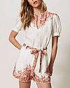 Linen shorts with floral print