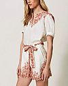Linen shorts with floral print