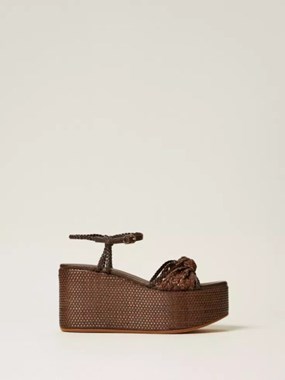 Wedge sandals with knot