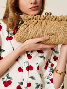 Raffia clutch with charm