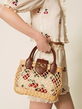 Wicker shoulder bag with pouch